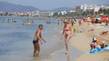 Turistas en la playa del Arenal de Mallorca.