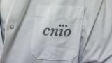 Imagen de archivo de una bata con el logo del CNIO.