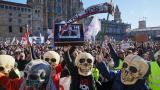 Miles de personas en una multitudinaria protesta en Santiago de Compostela contra la instalación de Altri en Galicia.