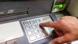 Una persona introduciendo un código PIN en el cajero