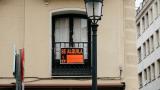 El cartel colgado en una vivienda que se alquila en España.