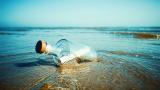 Mensaje en una botella en la orilla del mar