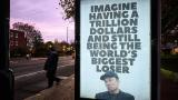 Cartel callejero con una imagen de Elon Musk y el mensaje “Imagine having a trillion dollars and still being the world’s biggest loser”.