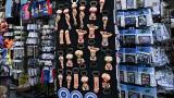 Una tienda de souvenirs con imanes eróticos a la venta