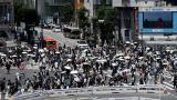 Decenas de personas cruzando un paso de cebra en Japón