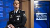La nueva comisionada de la Policía Federal Australiana (AFP), Krissy Barrett, atendiendo a los medios en el National Press Club.