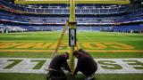 Operarios adaptando el Bernabéu para el partido de la NFL.