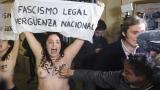 Dos activistas de Femen con los pechos al aire irrumpen en una misa en Madrid por Franco organizada por su familia