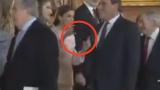 La reina letizia en un acto con el resto de la familia real