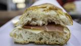 Imagen de archivo de un bocadillo de jamón.