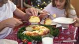 Una familia comiendo roscón de Reyes.