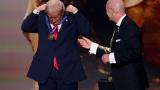 Donald Trump, con su medalla al 'Premio de la Paz' de la FIFA
