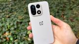 El nuevo OnePlus 15. Diseño elegante, minimalista y muy cómodo en la mano.