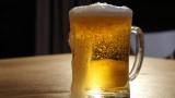 Un experto en cerveza señala qué es todo un crimen contra esta bebida: se ve en muchos bares