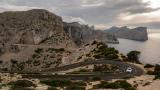 Un coche circulando por una carretera sinuosa en el Cabo de Formentor, Sierra de Tramontana (Mallorca).