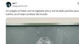 El tuit publicado por @aiguadelluna1 con el dibujo de un profesor homenajeando a Robe Iniesta.