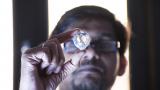 Tasador sostiene un diamante natural de gran tamaño durante su evaluación