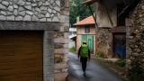 Un hombre caminando por Grado (Asturias), un antiguo pueblo en el Camino de Santiago.