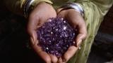 Una mujer india sostiene un puñado de amatistas. Las gemas forman parte del comercio entre Jaipur, India, y Katmandú, Nepal. | Ubicación: Entre Jaipur, India, y Katmandú, Nepal.