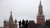 Unos turistas visitan la Plaza Roja de Moscú, el 11 de diciembre de 2025.