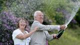 Brian y Joan Caswell, de Bolton, los afortunados ganadores del gran sorteo de Euromillones del viernes pasado, celebran con champán haber ganado 24.951.269,40 en Shrigley Hall, Pott Shrigley, cerca de Macclesfield, Cheshire. (Foto de Dave Thompson - PA Images/PA Images vía Getty Images)