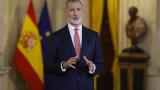 De pie, hablando brevemente de vivienda y repitiendo una palabra hasta 7 veces: así ha sido el mensaje navideño del rey Felipe