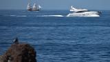 Un yate a motor privado y un velero en la costa de Playa de la Arena, en Tenerife