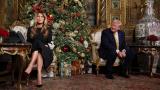 Donald Trump y Melania Trump, sentados frente al árbol de Navidad en la mansión de Mar-a-Lago, Florida.