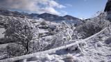 Fotografía donde se observa un temporal de nieve este domingo, en Puebla de Lillo, León (España)