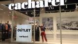 Una mujer limpiando el escaparate del outlet de Cacharel