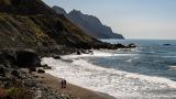 Una pareja paseando en la playa de Roque de las Bodegas, en la costa norte de Tenerife.