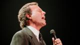 El cantante Julio Iglesias, en un concierto en Wembley en 1995.