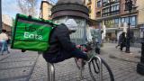 Uber Eats se suma a Glovo y renuncia a los repartidores autónomos para evitar problemas legales
