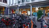 Aparcamiento de bicicleta delante de la entrada de un supermercado en Rotterdam.