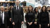 Los reyes de España, Felipe VI y Letizia, recorren los stands de FITUR.
