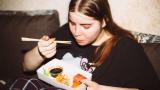 Una joven come sushi en casa.