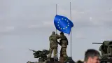 Un tanque con una bandera de la Unión Europea, en una imagen de unas maniobras difundida por el Eurocuerpo.