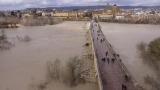 Vista del caudal del río Guadalquivir en Córdoba, el 5 de febrero de 2026, elevado por las lluvias del temporal Leonardo.