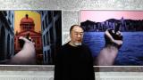Ai Weiwei posa junto a varias obras de la exposición "¿Quién soy yo?"