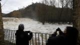 VILLAVA, 10/02/2026.- Aspecto que presenta la cascada de la Trinidad de Arre con el rio Ultzama a su paso por la localidad de Villava tras las lluvias de estos dias pasdos. Pamplona y Burlada están en situación de preemergencia por el riesgo de desbordamientos del río Arga, aunque, la tendencia del caudal es a la baja. EFE/ Jesús Diges