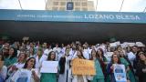 Médicos protestan a las puertas del Hospital Lozano Blesa en Zaragoza, este lunes.