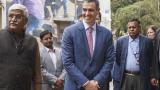 El presidente del Gobierno de España, Pedro Sánchez (c), inaugura un mural hispano-indio de arte callejero del artista español Suso33, en el distrito Lodhi de Nueva Delhi