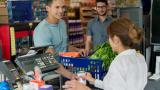 Varias personas, en un supermercado.