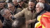 El presidente nacional de Vox, Santiago Abascal, saluda a varios simpatizantes en su visita este jueves a la localidad vallisoletana de Peñafiel