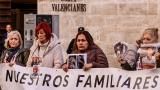 Protesta de familiares de víctimas de la DANA protestando en Les Corts Valencianes el 27 de noviembre de 2025.