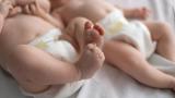Las piernas de dos bebés gemelos