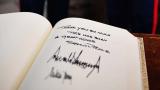 Firma de Donald Trump y de Melania Trump en el libro de honores de la Abadía de Westminster