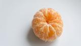 Una mandarina ya pelada.