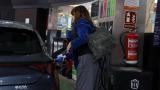 Una persona reposta este viernes en una gasolinera de Madrid