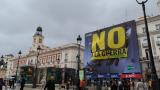 La Puerta del Sol amanece con una gran pancarta del 'No a la guerra'
